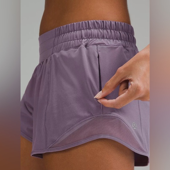 Lululemon Hotty Hot Low-Rise Lined Short 2.5”, Size 6 - Picture 2 of 5